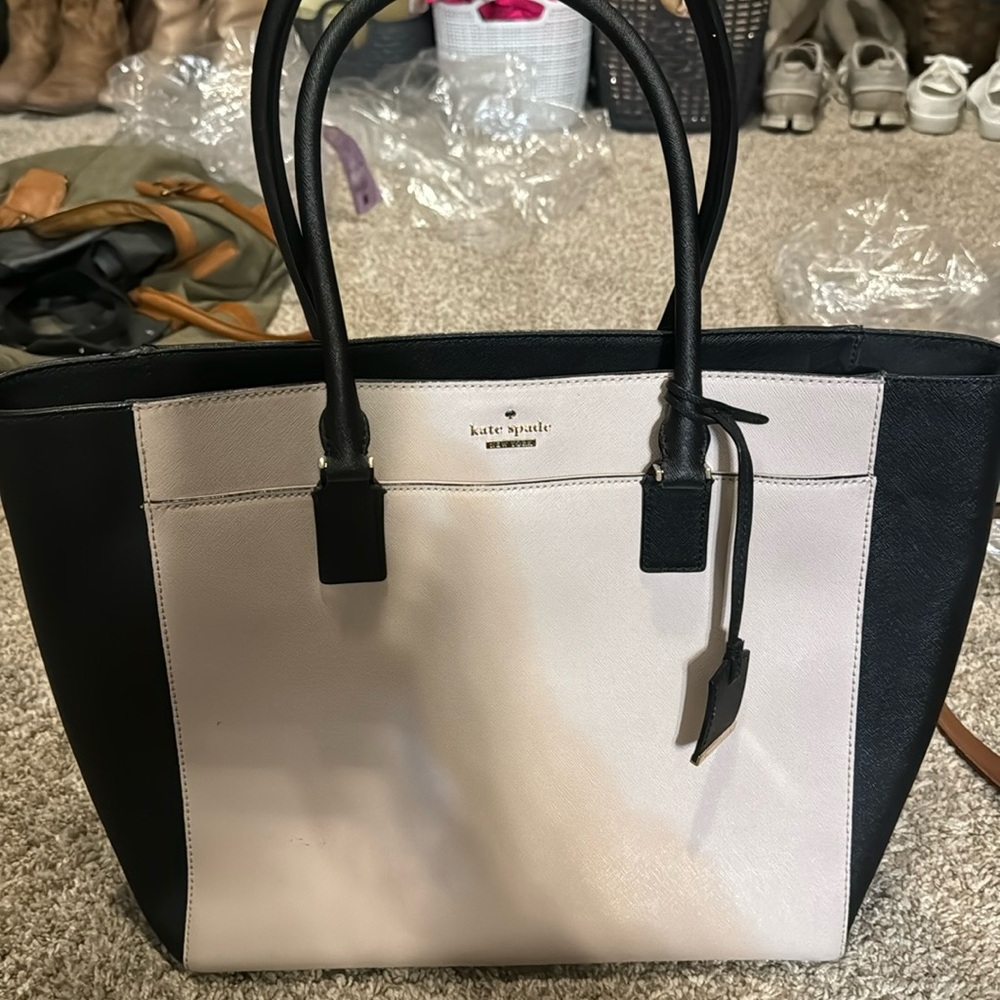 Kate spade tote with place for laptop, pockets, and szippers. Great work bag